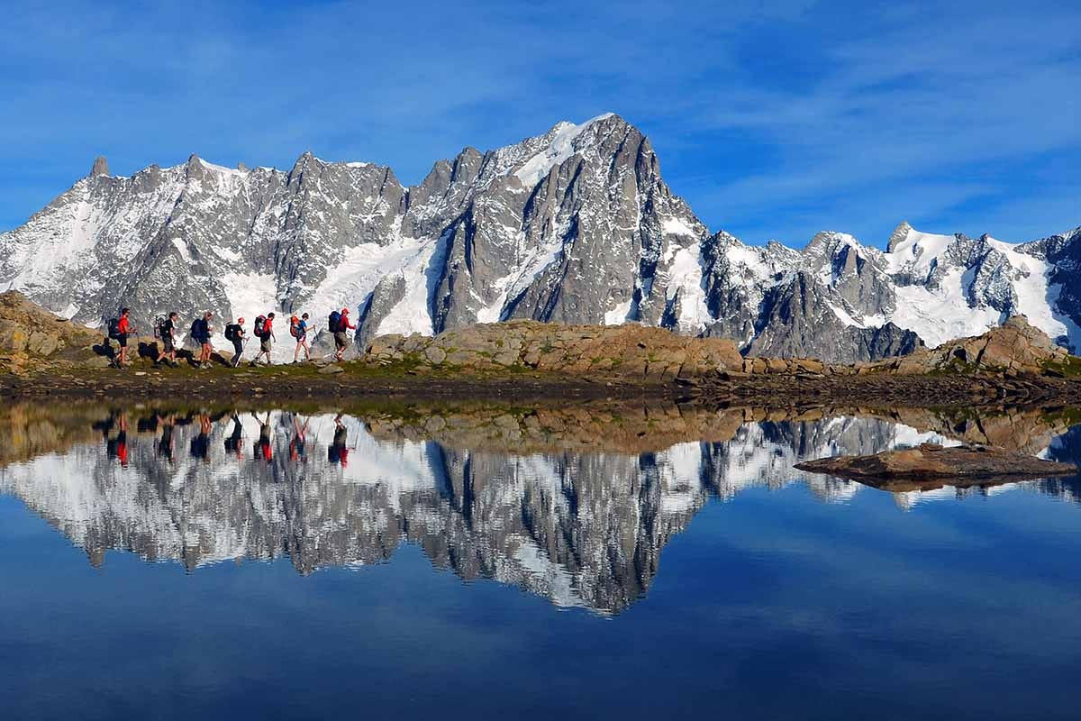 Escursionisiti e Grandes Jorasses. Foto Marco Gabbin Tutto pronto per la lunga estate della Valle d’Aosta
